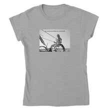 Lataa kuva Galleria-katseluun, harmaa naisten paita ei se ole akka eikä mikkään joka ei miestään elätä historiallinen kuva, retrokuva