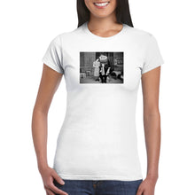 Lataa kuva Galleria-katseluun, valkoinen naisten paita soittakaa paranoid historiallinen kuva, retrokuva
