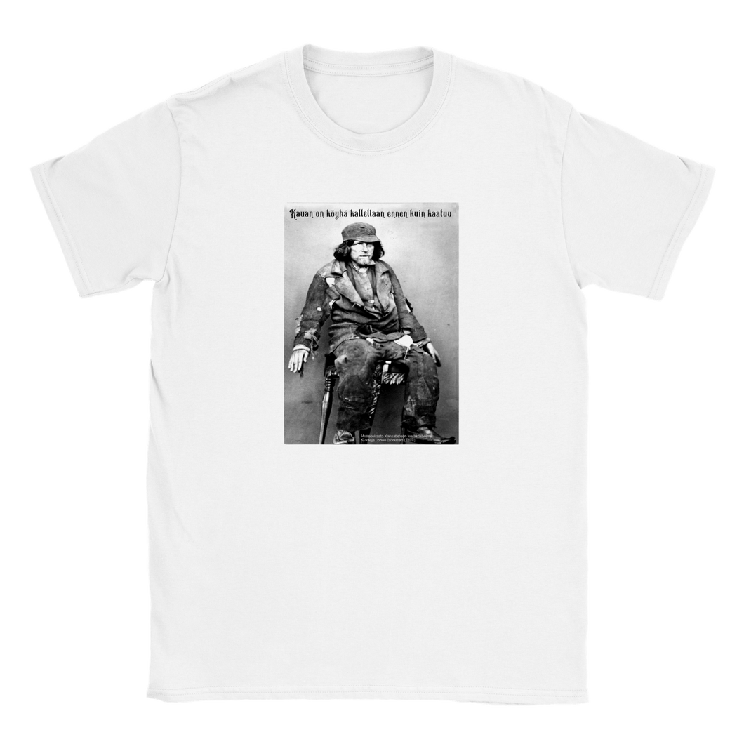 valkoinen miesten paita Marras-Pekko Kauan on köyhä kallellaan historiallinen kuva, retrokuva hauska huumoripaita Miilun putiikki